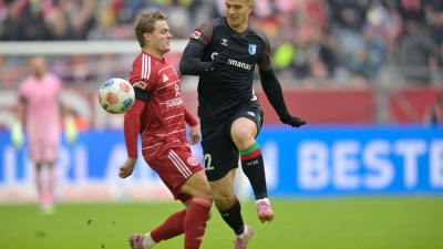 Die Fans stellten die Unterstützung zunächst ein. (Foto: Anke Waelischmiller/dpa)