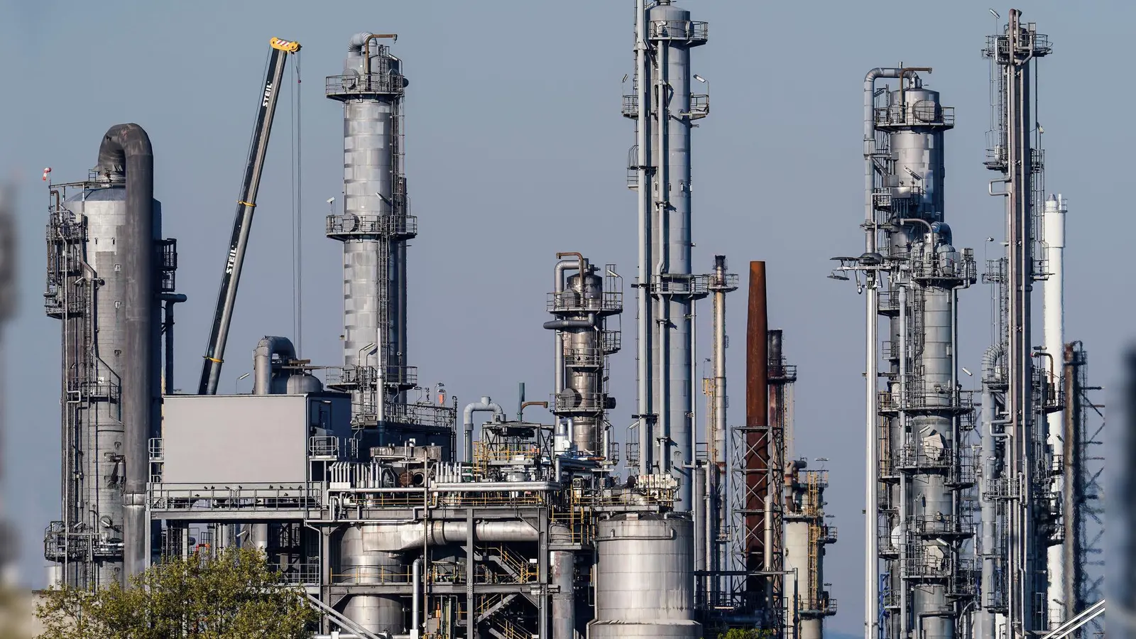 Die Stimmung in der Chemieindustrie zieht an. (Archivbild) (Foto: Uwe Anspach/dpa)