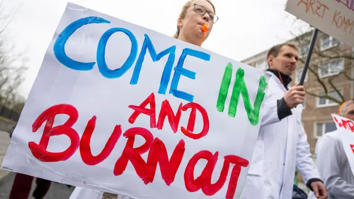 In Berlin sowie weiteren Bundesländern sind Ärztinnen und Ärzte auf die Straße gegangen und haben für bessere Bezahlung und Arbeitsbedingungen demonstriert. (Foto: Christophe Gateau/dpa)