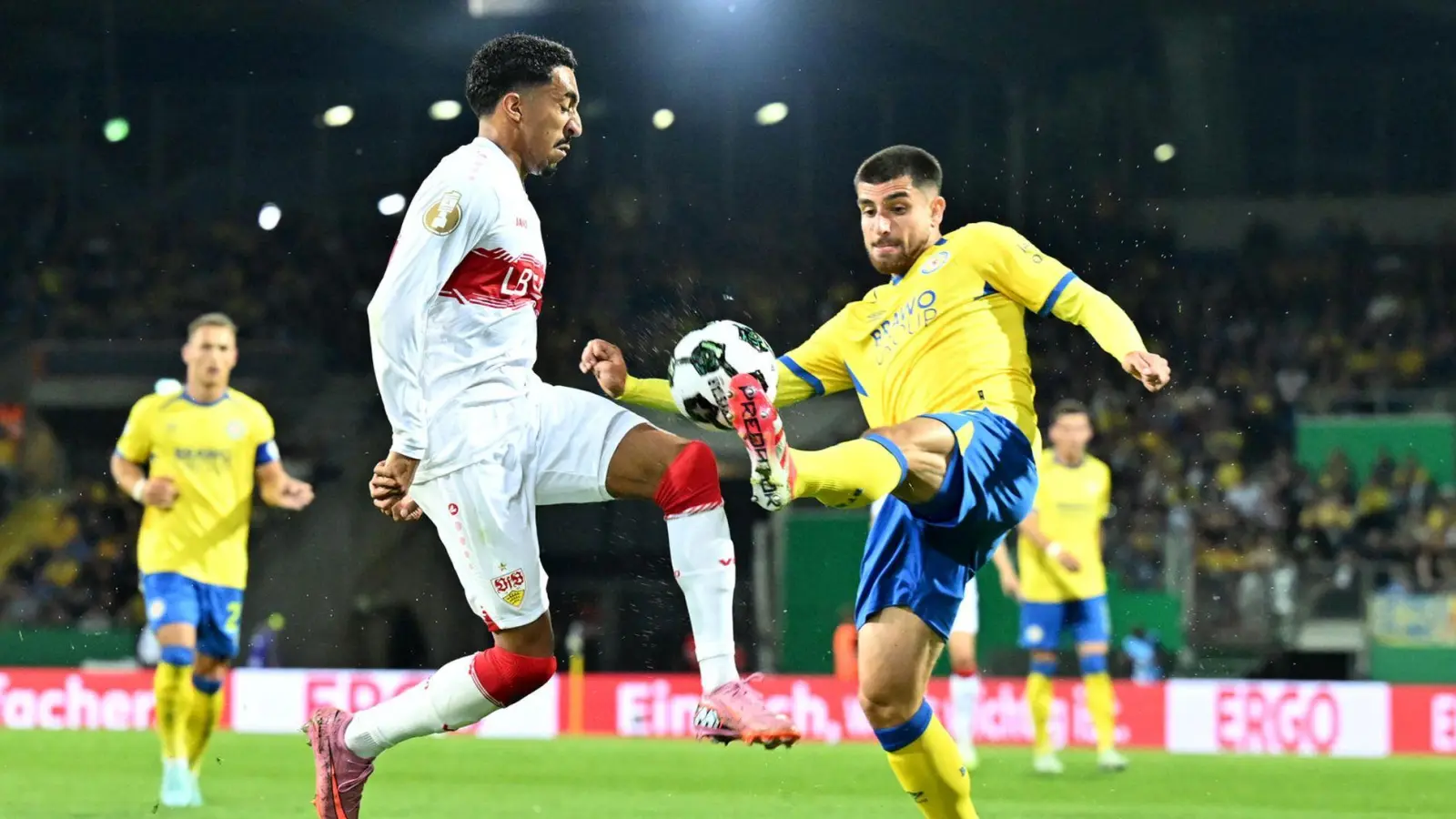 Braunschweigs Fabio Di Michele Sanchez (r) und Stuttgarts Tiago Tomás im Zweikampf. (Foto: Swen Pförtner/dpa)