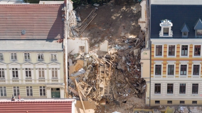 Gut drei Wochen nach dem Hauseinsturz in Görlitz dauern die Ermittlungen an. (Archivbild) (Foto: Sebastian Kahnert/dpa)