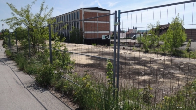 Das Areal der ehemaligen Strickerei zwischen Ansbacher Straße und Steinweg in Herrieden: Der überarbeitete Bebauungsplan für die Industriebrache im Herzen der Stadt war jetzt Gegenstand eines Normenkontrollverfahrens am Bayerischen Verwaltungsgerichtshof in Ansbach. (Foto: Peter Zumach)