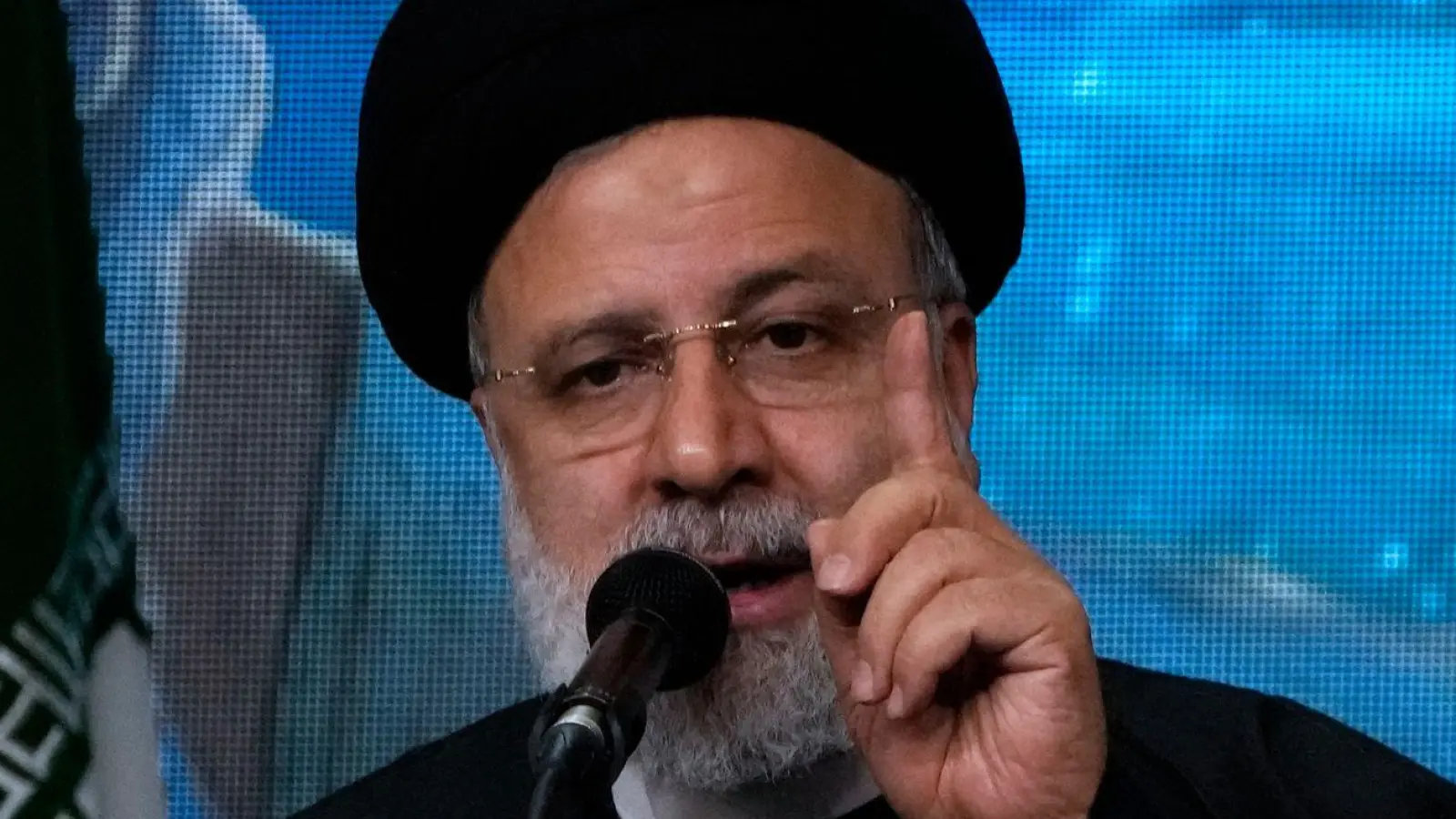 Der iranische Präsident Ebrahim Raisi hat eine entschiedene Reaktion angekündigt. Die Staatsführung verurteilte die Attacke aufs Schärfste, vermied aber Schuldzuweisungen. (Foto: Vahid Salemi/AP/dpa)
