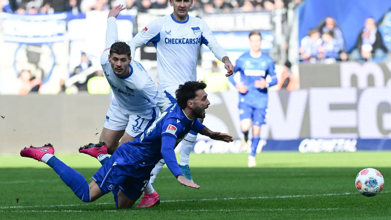 Lieferten sich ein umkämpftes Duell: Karlsruhes Fabian Schleuener und Marton Dardai von der Hertha. (Foto: Bernd Weißbrod/dpa)