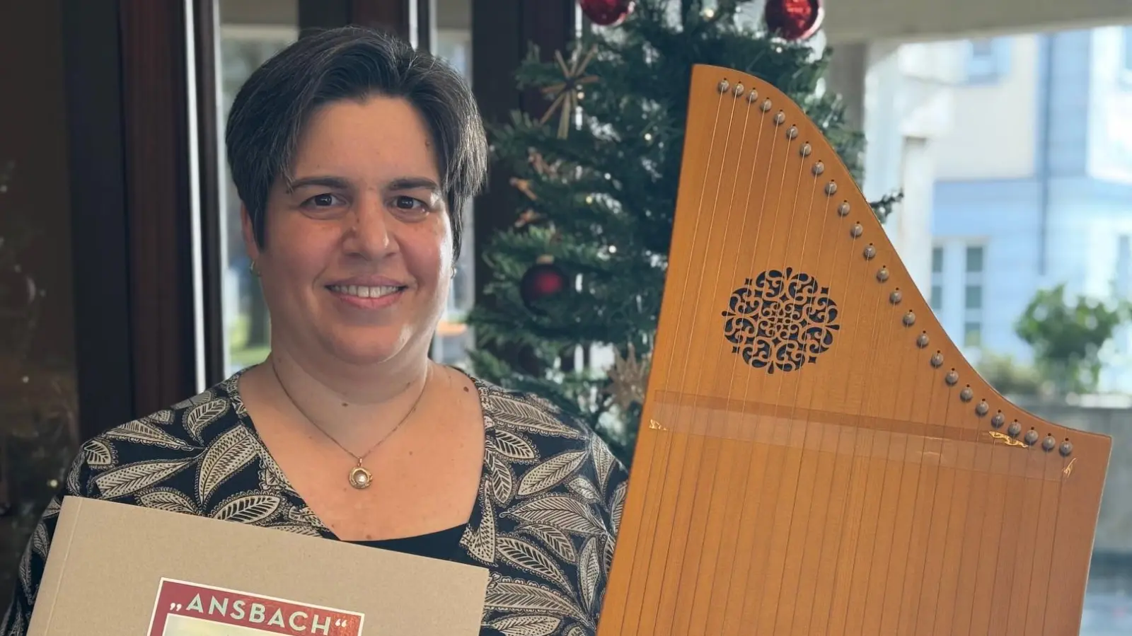 Sigrid Kirsch liebt ihre Veeh-Harfe. Für das Instrument hat die Sängerin und Musikerin Stücke mit Bezug zu Ansbach komponiert. (Foto: Lara Hausleitner)