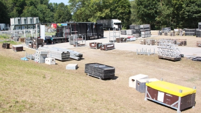 Das Gelände wird immer leerer: Die Lkw werden beladen, und die Bühne ist schon fast abgebaut. Müll ist hier nirgendwo mehr zu sehen. (Foto: Irmeli Pohl)