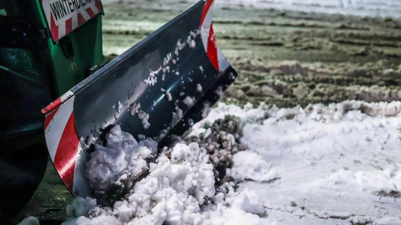 Schnee in Stuttgart wird geräumt. (Foto: Christoph Schmidt/dpa)