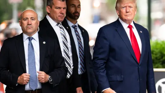 Donald Trump (r) und Sicherheitsleute in New York. Der ehemalige US-Präsident spricht im Zusammenhang mit Ermittlungen gegen ihn immer wieder von einer Hexenjagd. (Foto: Julia Nikhinson/AP/dpa)