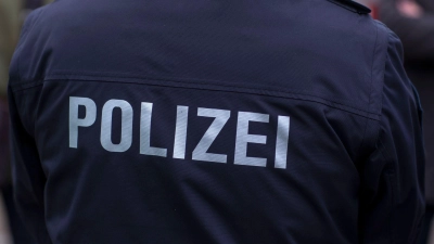 Nach Zwischenfällen mit Angeklagten hat das Jugendschöffengericht zusätzliche Polizisten in den Saal beordert.  (Symbolbild: Jens Büttner/zb/dpa)