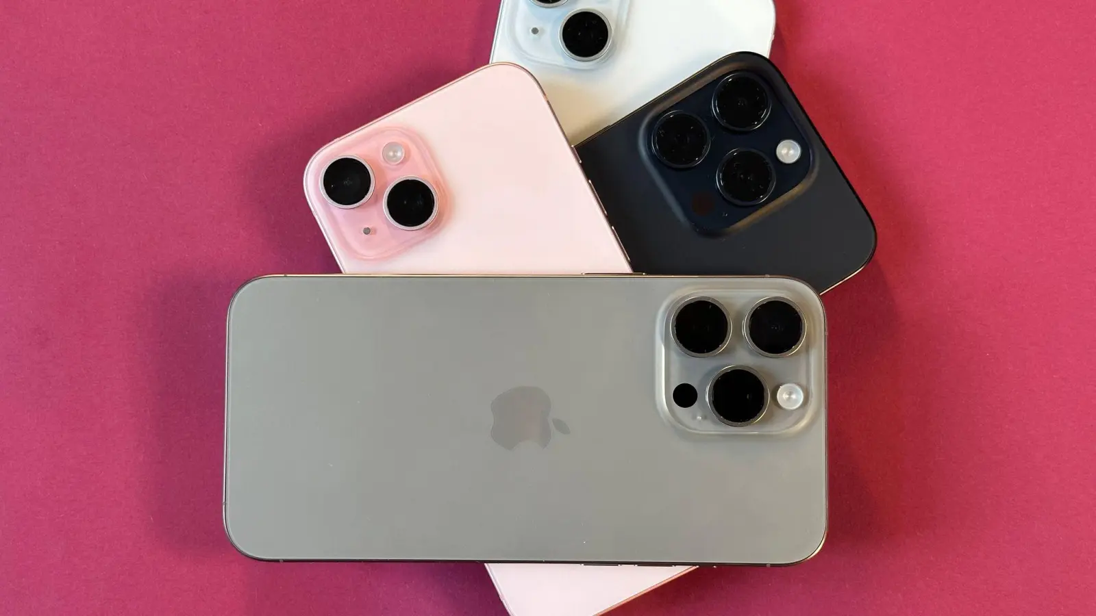 Die vier Neuen auf einem Stapel (von unten nach oben): iPhone 15 Plus, iPhone 15 Pro, iPhone 15 und iPhone 15 Pro Max. (Foto: Christoph Dernbach/dpa-tmn)