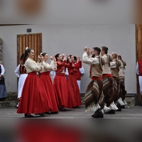Mit flotten Tänzen begeisterte die „Lustige Volkstanzgruppe Bergtal“ aus Südbrasilien auf der Bühne im Nixel-Garten die Zuschauer. (Foto: Erich Herrmann)