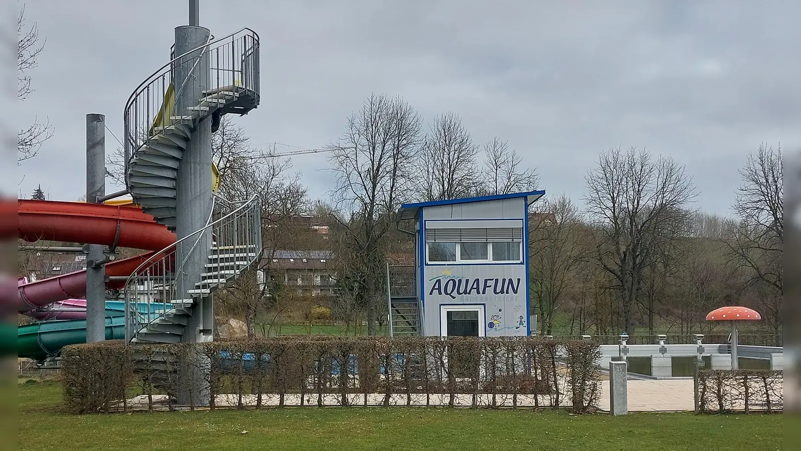 Ende des Winterschlafs. Es laufen die Arbeiten für den Saisonstart des Freibads. (Foto: Sandra Buchwald)