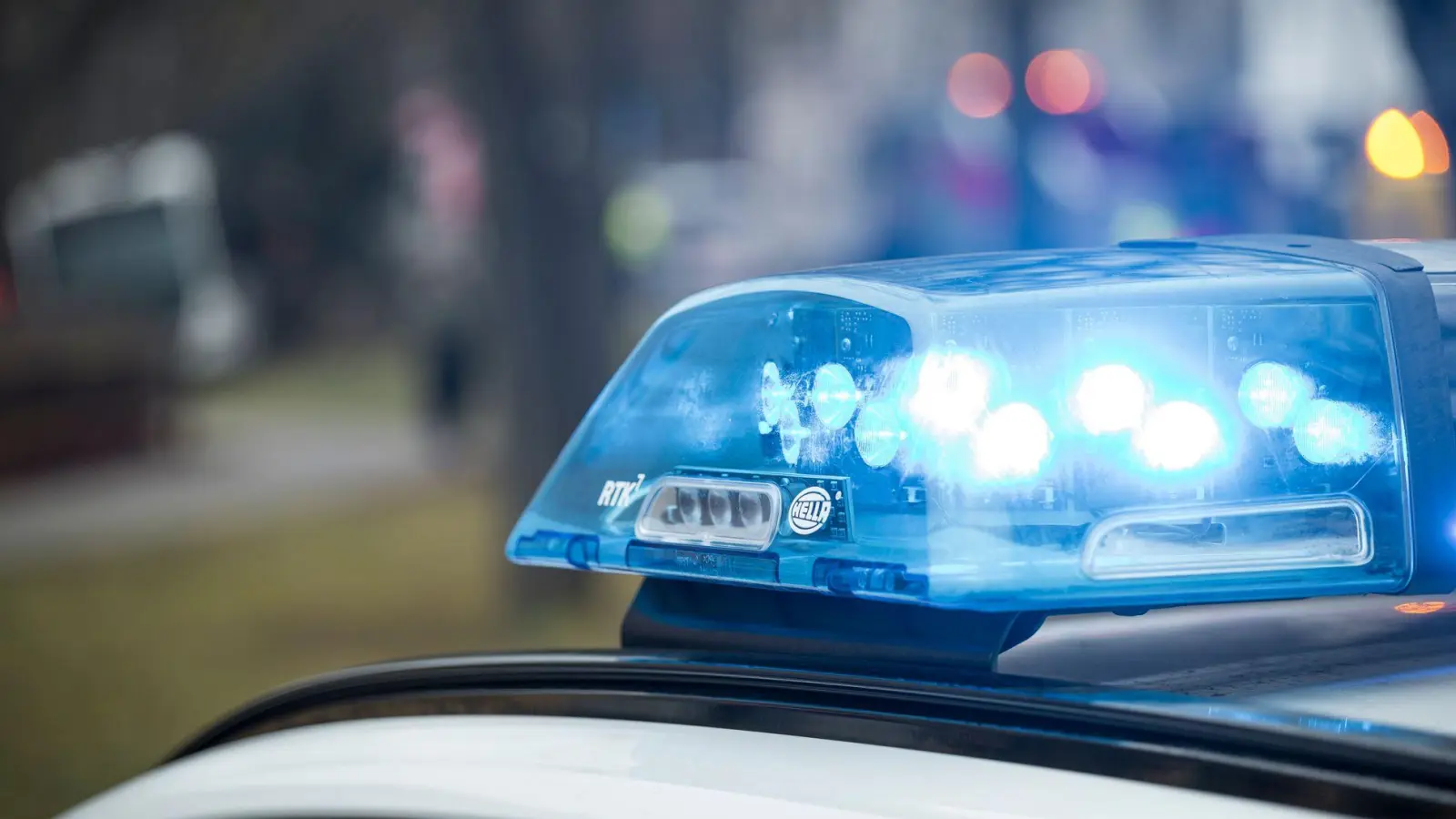 Die Polizei suchte mit einem größeren Aufgebot noch dem flüchtigen Täter. (Symbolbild) (Foto: Daniel Vogl/dpa)