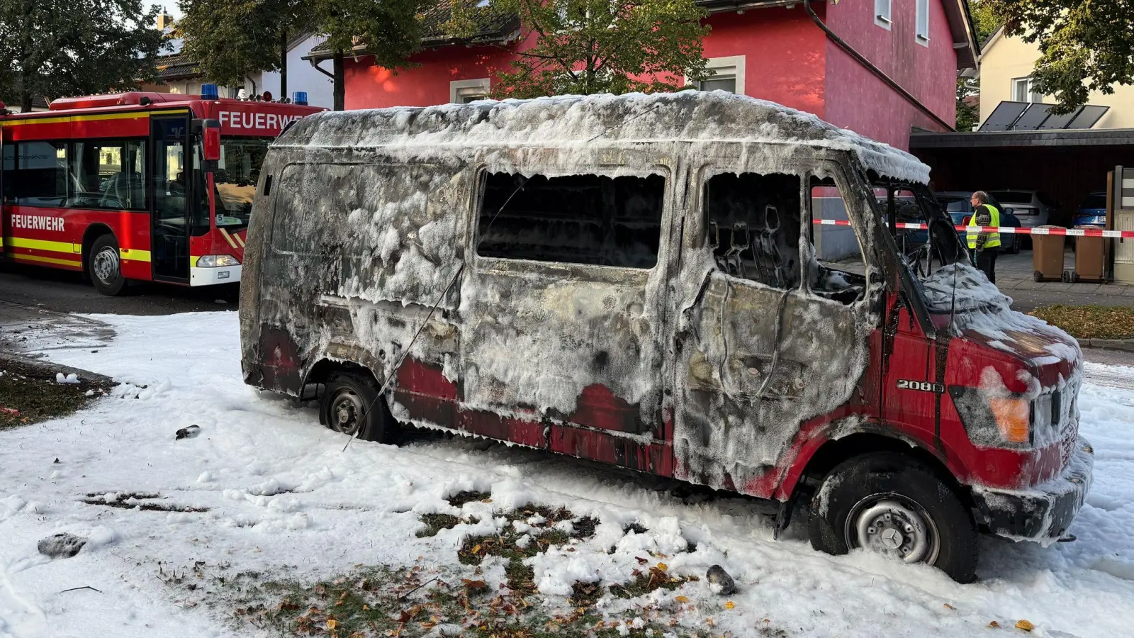 Die Hintergründe zu dem ausgebrannten Transporter sind noch offen. (Foto: Roland Freund/dpa)