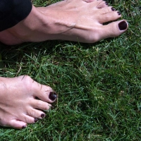 Einfach mal barfuß laufen - das stärkt bei einem Hallux valgus die Fußmuskulatur. (Foto: Andrea Warnecke/dpa-tmn)