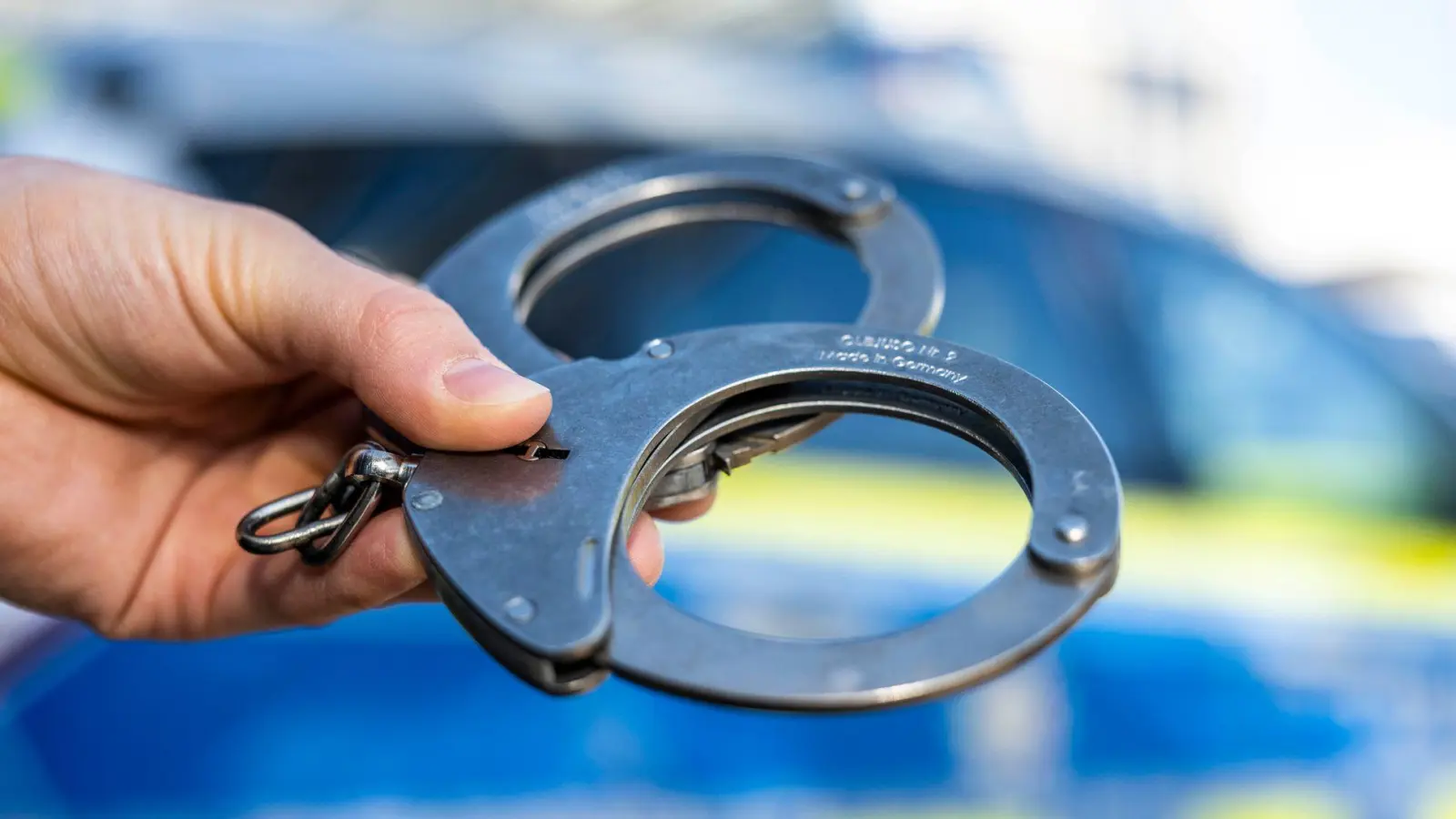 Polizisten nehmen den Ex-Freund in Gewahrsam. (Symbolbild) (Foto: David Inderlied/dpa)