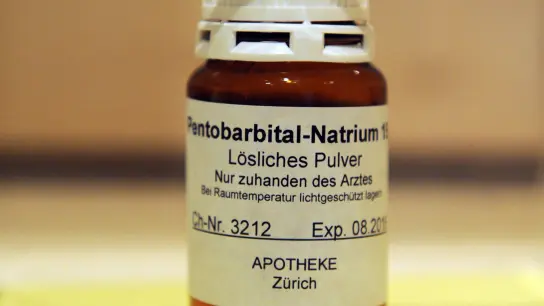Eine leere Flasche mit der Aufschrift „Pentobarbital-Natrium“ im Augustiner-Museum in Freiburg. (Foto: Patrick Seeger/dpa)
