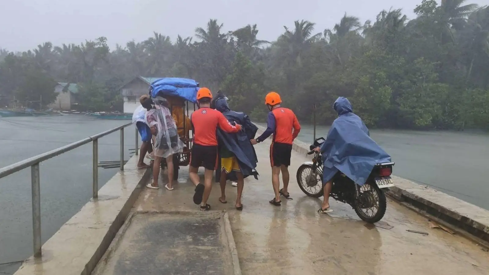 Auf der Flucht vor Supertaifun „Fung-Wong“ haben fast eine Million Bewohner der Philippinen ihre Häuser verlassen müssen. (Foto: Uncredited/PHILIPPINE COAST GUARD/AP/dpa)