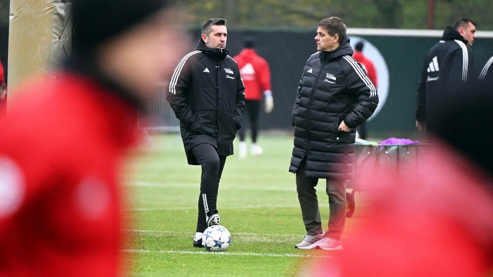 Unions neuer Trainer Nenad Bjelica (l) muss in Braga auf Sheraldo Becker verzichten. (Foto: Matthias Koch/dpa)