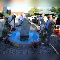 Hans Probst, Oberbürgermeister Thomas Deffner und Friedrich Hilterhaus (von links) enthüllten den neuen Brunnen in der Mitte Kurzendorfs.  (Foto: Alexander Biernoth)