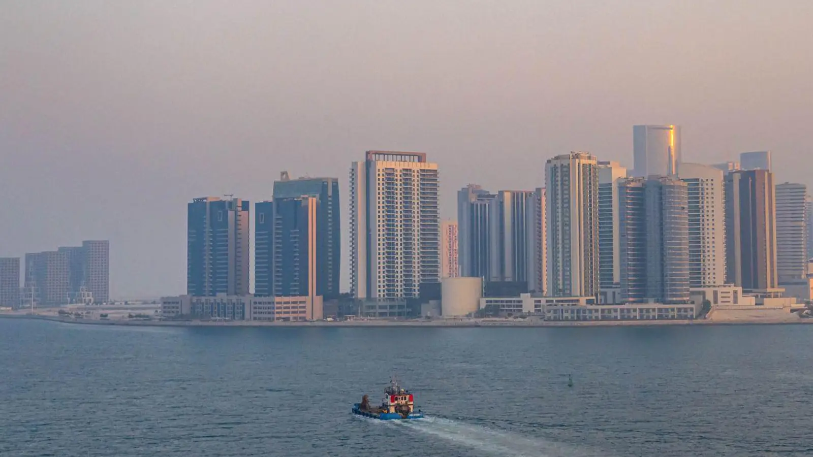 Die Emirate werden zum Sommerziel – auch bei 40 Grad. (Archivbild) (Foto: Sina Schuldt/dpa)