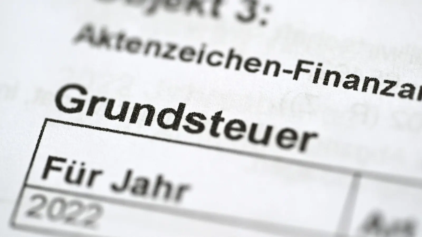 Das Wort Grundsteuer steht auf einem Bescheid für die Grundsteuer. (Foto: Bernd Weißbrod/dpa/Illustration)