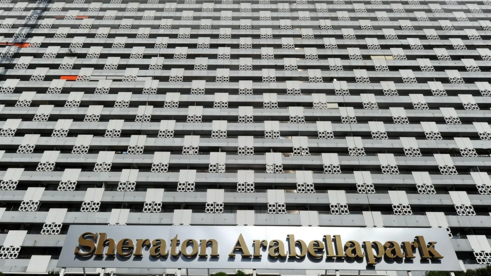 Die Fassade des Arabellahauses und der Eingang zum mittlerweile umbenannten Hotel in dem 73 Meter hohen Gebäude im Jahr 2013. Ab 2013 soll aufwändig saniert werden. (Archiv) (Foto: Tobias Hase/dpa)