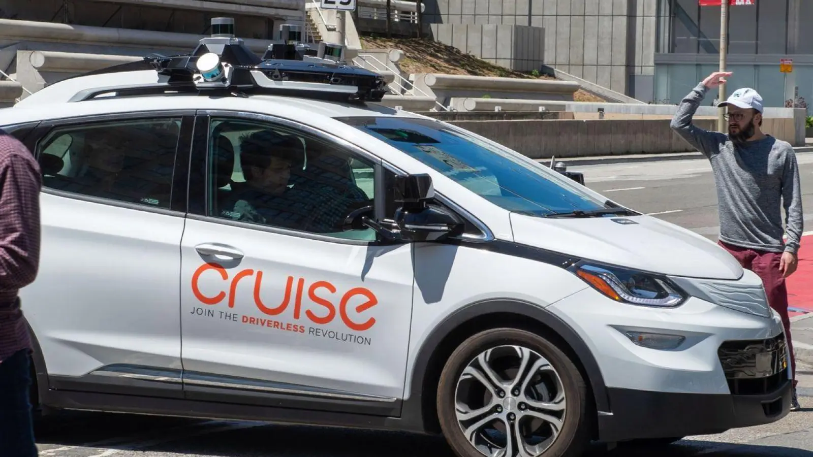 Ein selbstfahrendes Auto der Roboterwagenfirma Cruise des US-Konzerns General Motors sorgt für Unmut bei Fußgängern, nachdem es auf einer Kreuzung steckenblieb und sie bei Rot verlässt. (Foto: Andrej Sokolow/dpa)