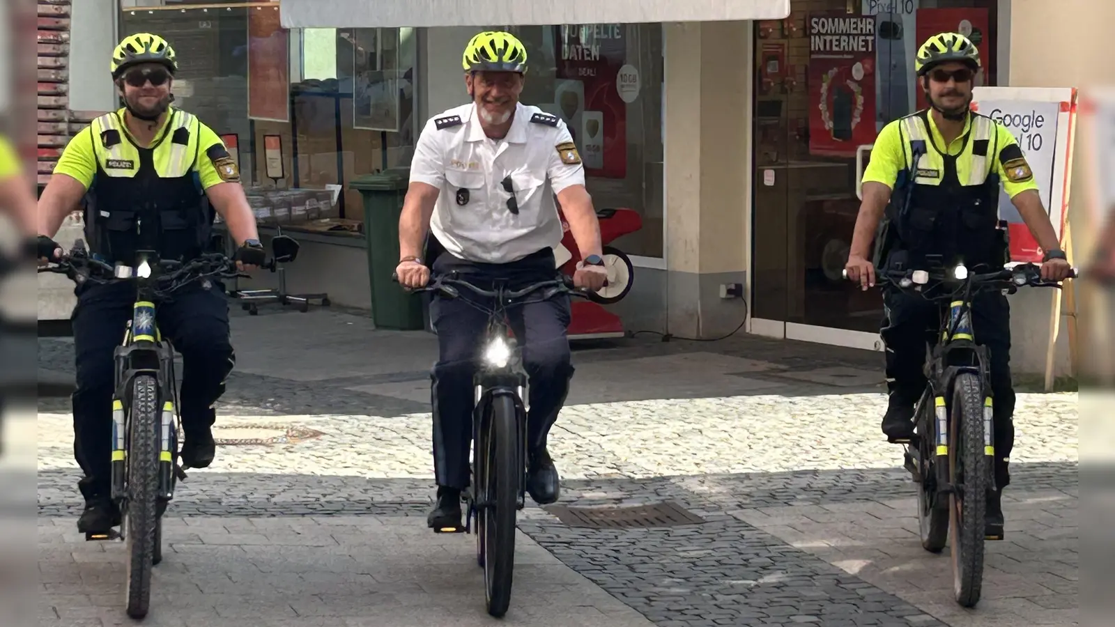 Benjamin Pommer, Peter Hauff und Matthias Wenzl (von links) nahmen an zwei Tagen die Lenker von E-Scootern und Radfahrer in der Fußgängerzone in den Blick. (Foto: Florian Pöhlmann)