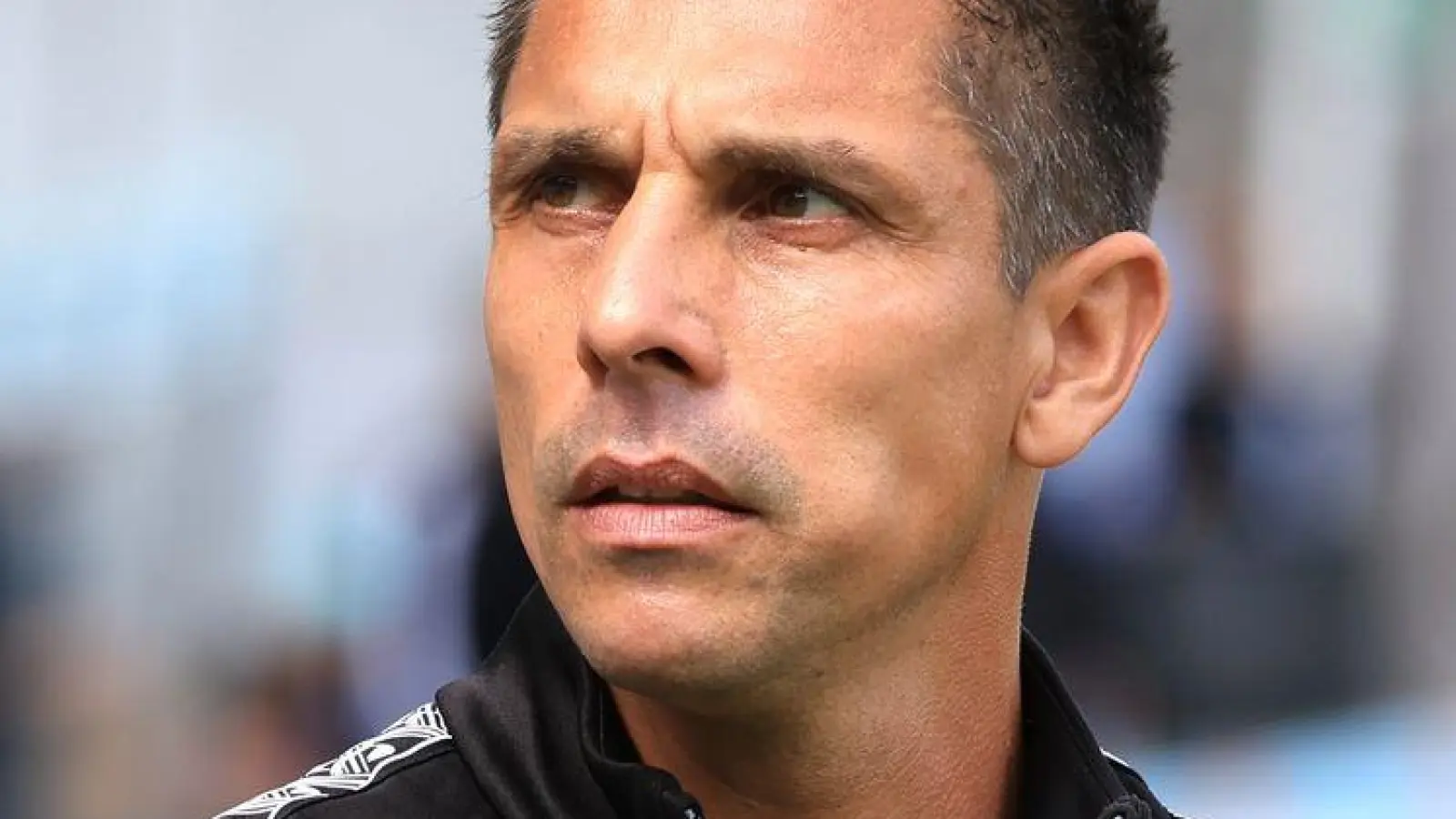 Lehnt die Handshake-Regel ab: Holstein Kiels Trainer Marcel Rapp.  (Foto: Karl-Josef Hildenbrand/dpa)