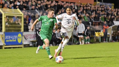 Mirko Puscher (links) genießt die besonderen Spiele in Ansbach, zum Beispiel das gegen den FC Bayern II (rechts Julien Yanda). (Foto: Martin Rügner)