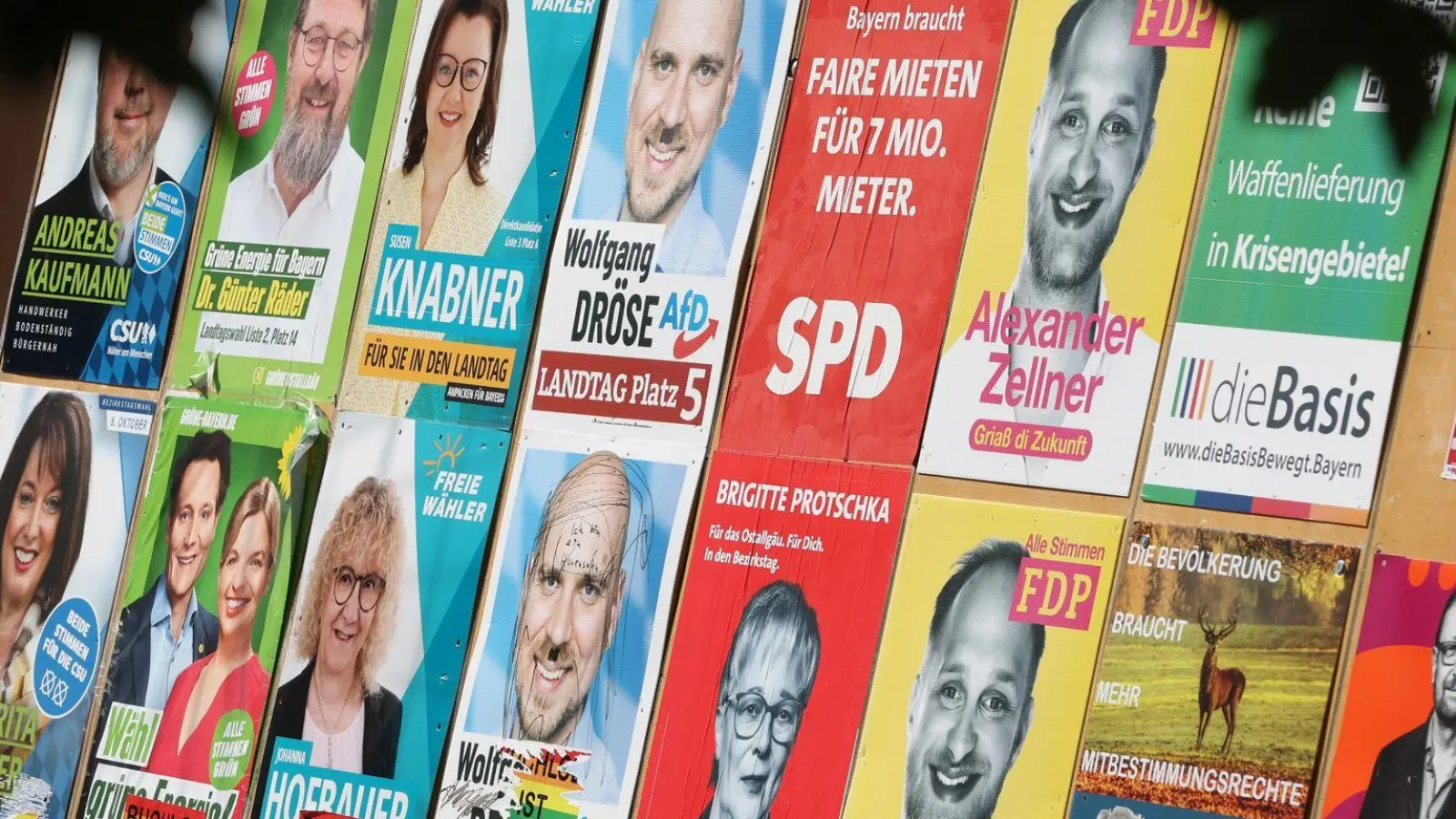 Wahlplakate verschiedener Parteien für eine Landtagswahl. (Foto: Karl-Josef Hildenbrand/dpa)