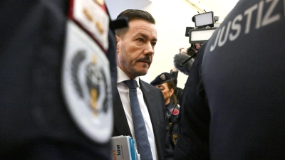 Der österreichische Investor und eine Mitangeklagte müssen sich wegen des Verdachts der Gläubigerschädigung verantworten. (Archivbild) (Foto: Barbara Gindl/APA/dpa)