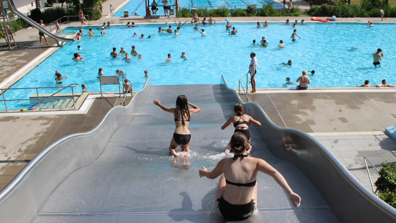 In Feuchtwangen geht es am 16. Mai los: Ab dann kann wieder ins kühle Nass gerutscht werden. (Archivbild: Herbert Dinkel)