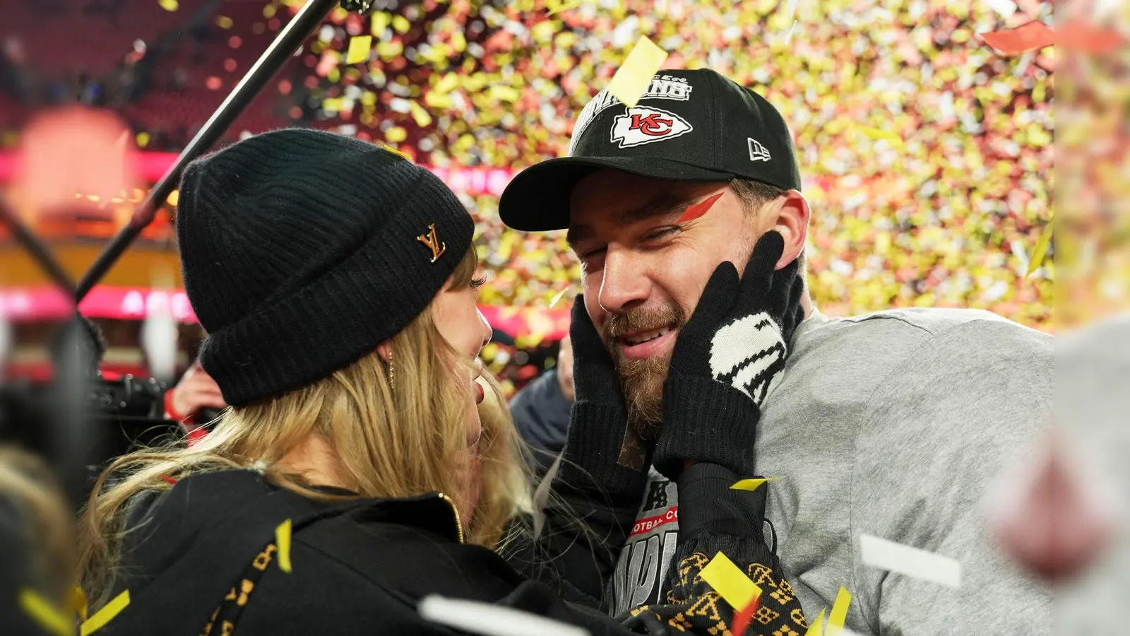 Taylor Swift und Travis Kelce haben sich verlobt. (Archivbild)  (Foto: Charlie Riedel/AP/dpa)