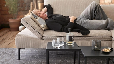 Laden zum Liegen ein: Sofas mit Cordbezug sind derzeit Stammgäste in den Ausstellungsräumen der Anbieter. Hier ein Exemplar von W. Schillig. (Foto: W.Schillig/VDM/dpa-tmn)