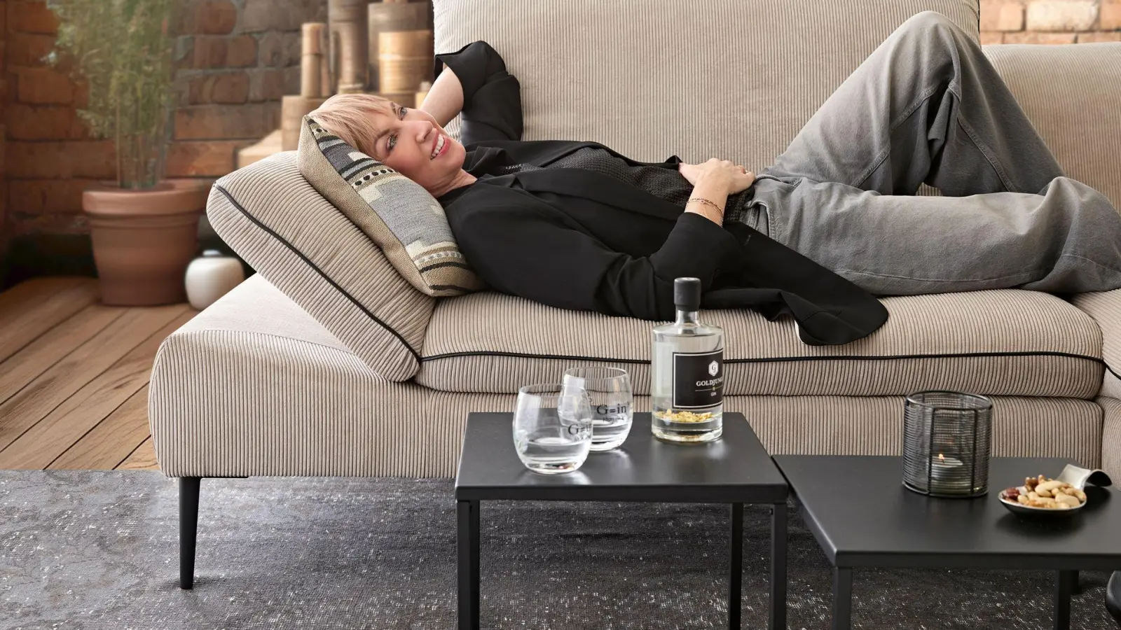 Laden zum Liegen ein: Sofas mit Cordbezug sind derzeit Stammgäste in den Ausstellungsräumen der Anbieter. Hier ein Exemplar von W. Schillig. (Foto: W.Schillig/VDM/dpa-tmn)