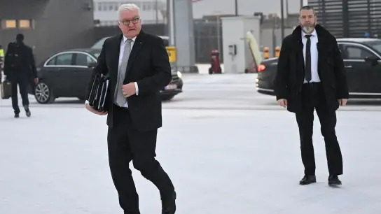 Bundespräsident Frank-Walter Steinmeier kommt am Flughafen an. (Foto: Britta Pedersen/dpa)