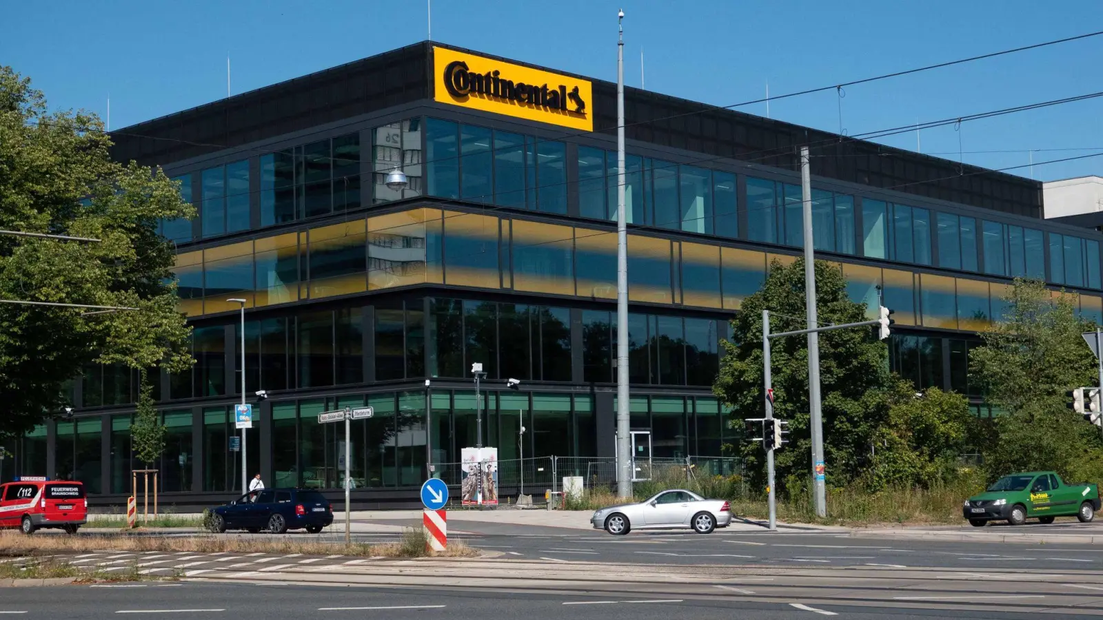 Das Continental Logo hängt an der neuen Continental Zentrale in Hannover. (Foto: Melissa Erichsen/dpa)