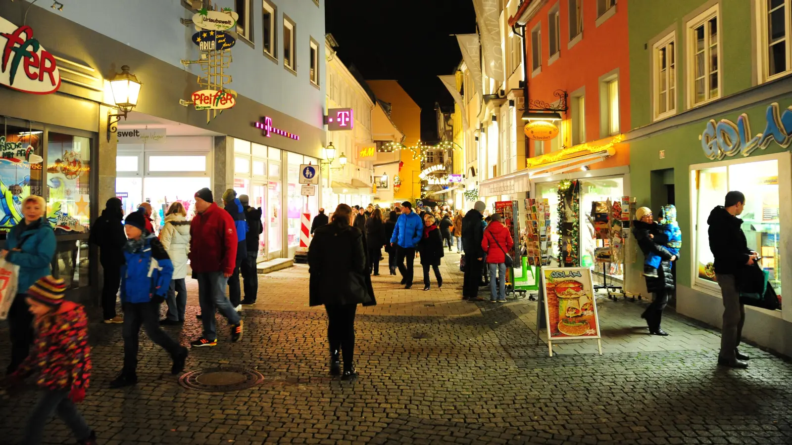 Nach mehrjähriger Pause feierte die Einkaufsnacht Ende November ihr Revival. Im Rahmen der diesjährigen Rokoko-Festspiele soll das Bummeln durch die Läden in der Innenstadt am 5. Juli erneut erneut möglich sein.  (Archivfoto: Jim Albright)