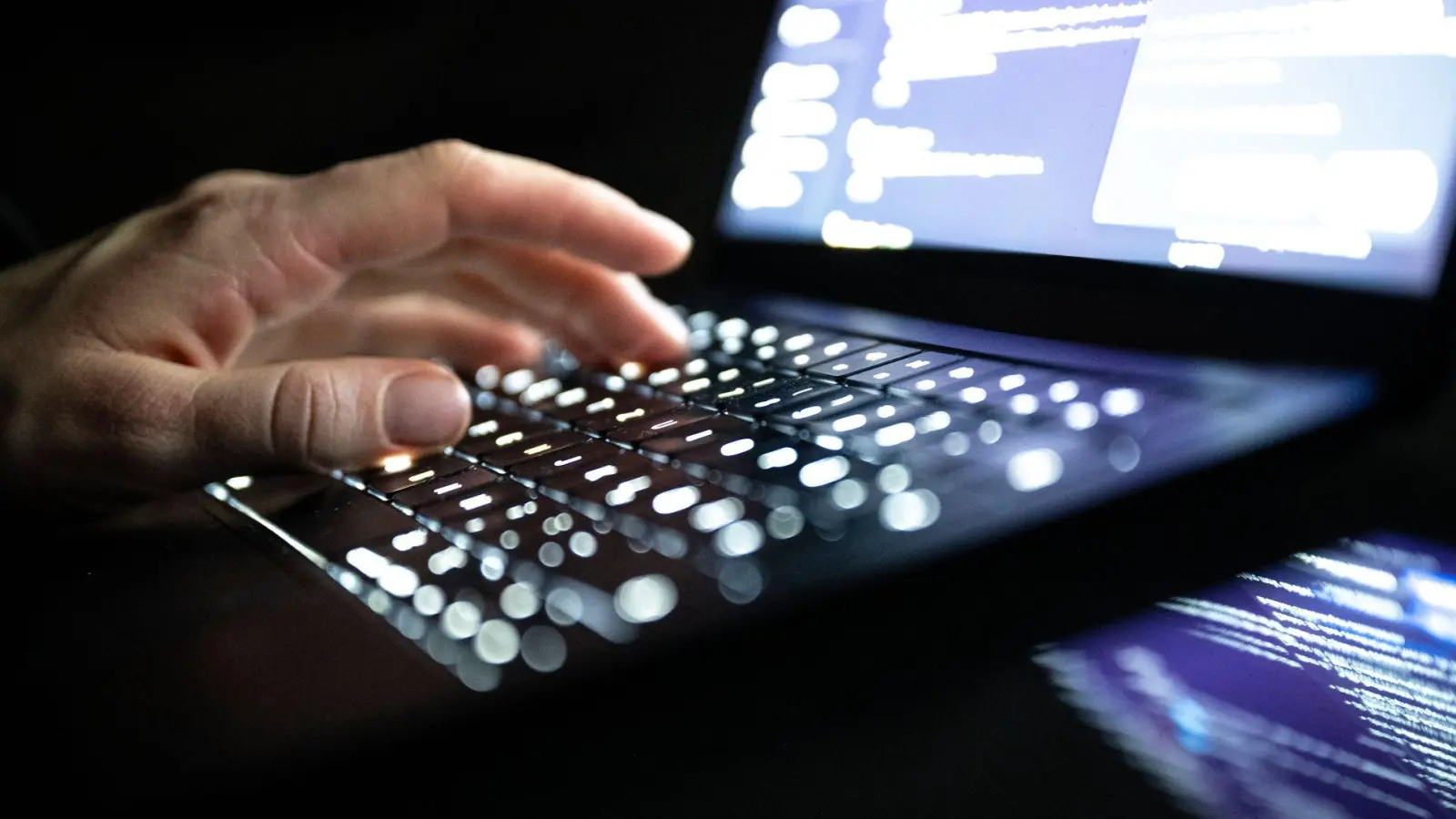 In der Industrie war der Studie zufolge 2025 etwa jede achte Firma von Cyberangriffen betroffen. (Symbolbild) (Foto: Philip Dulian/dpa)