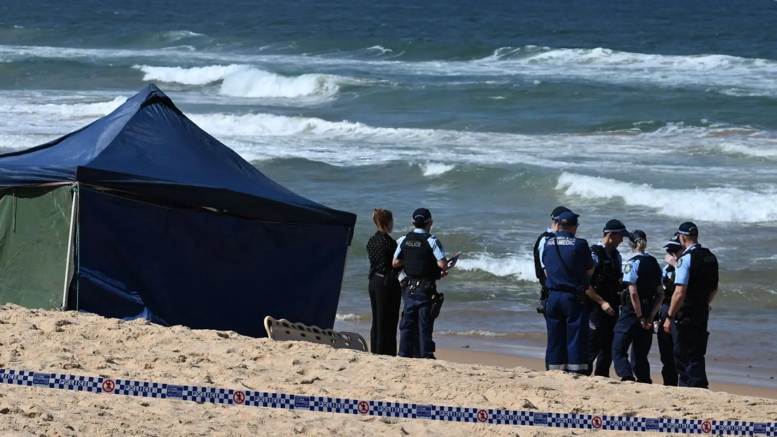 Bissspuren deuten darauf hin, dass der Surfer Opfer eines Weißen Hais wurde. (Foto: Dean Lewins/AAP/dpa)