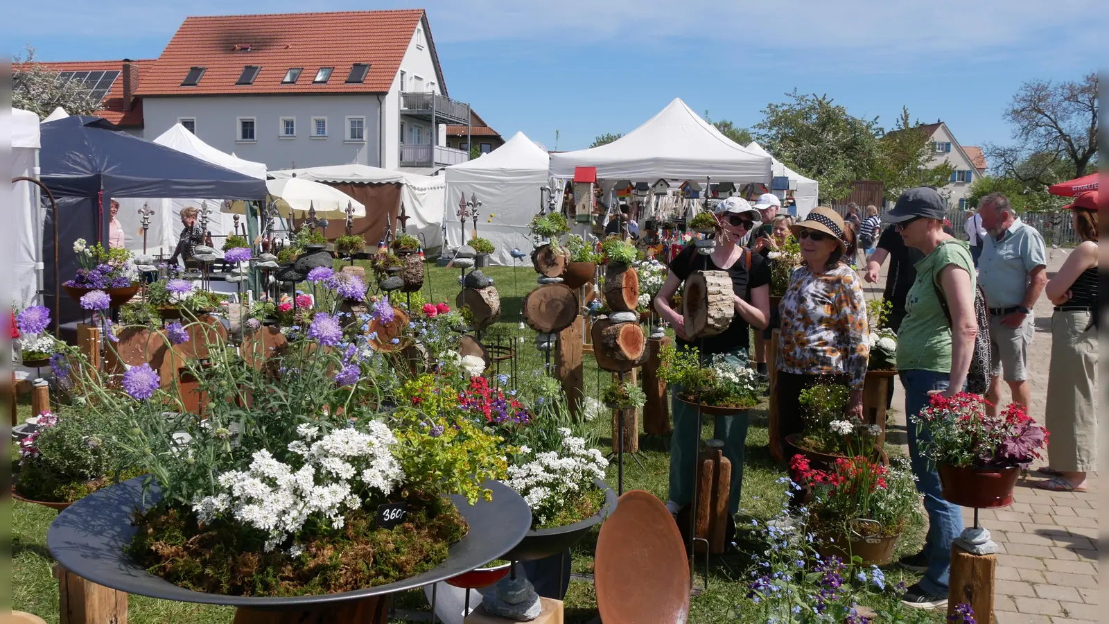 Ein vielfältiges Angebot lockte viele Menschen zum Kunsthandwerkermarkt in Großbreitenbronn. (Foto: Daniel Ammon)