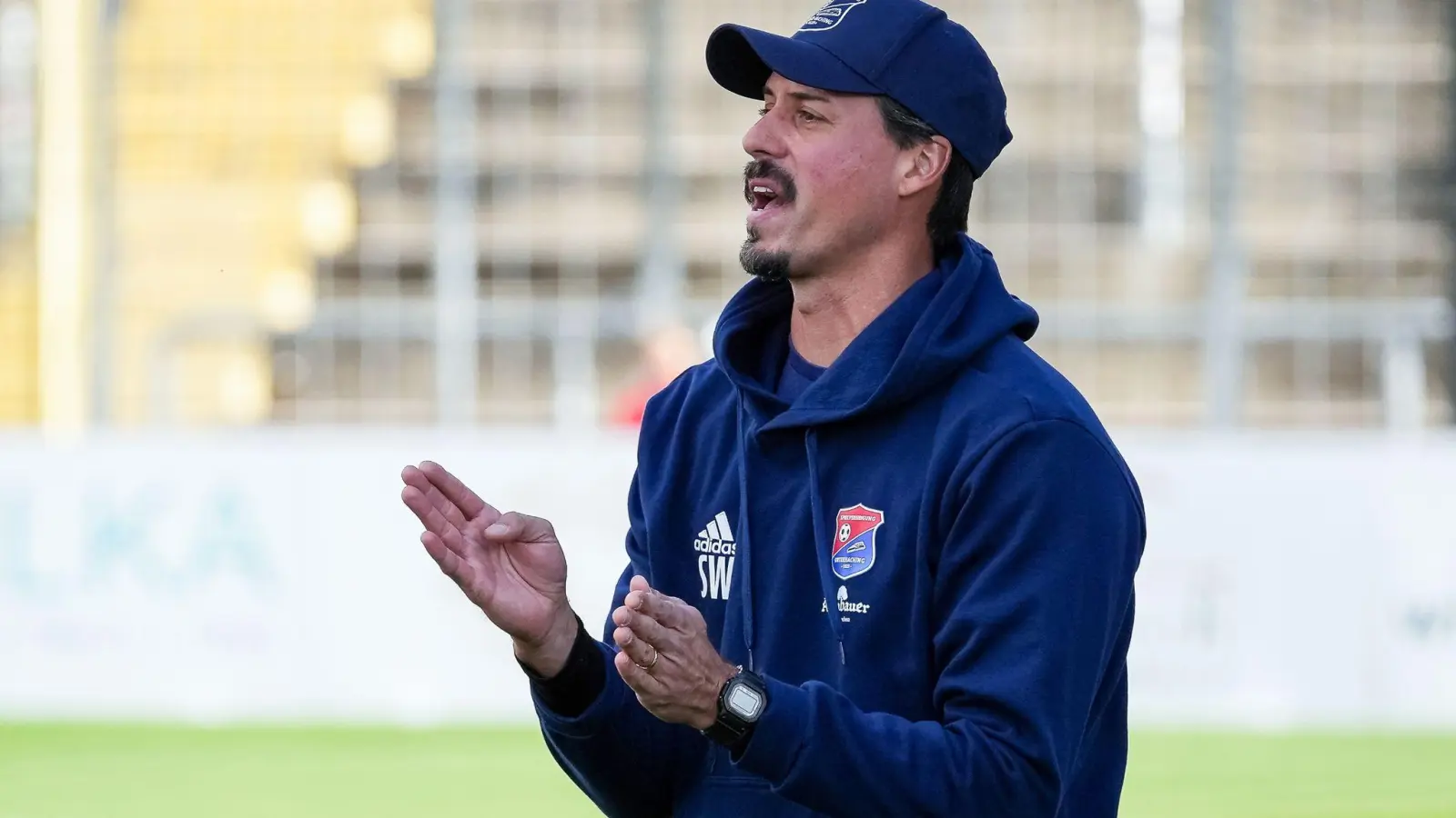 Unterhachings Trainer Sandro Wagner feuert sein Team an. (Foto: Johann Medvey/Eibner-Pressefoto/dpa/Archivbild)
