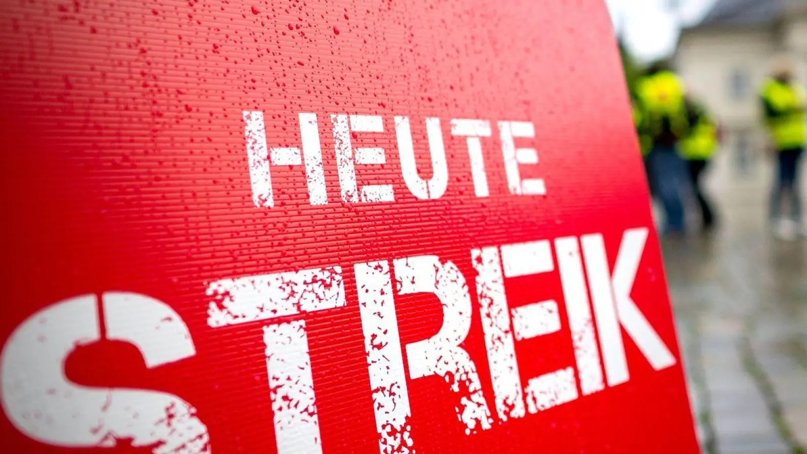 Verdi-Mitglieder versammeln sich bei einem Warnstreik in Oldenburg. Nach Einschätzung eines Experten stehen Deutschland „konfliktreiche Tarifverhandlungen“ bevor. (Foto: Sina Schuldt/dpa)