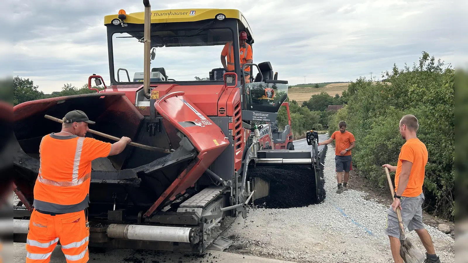 Am Montagmorgen haben die abschließenden Arbeiten in Käferbach begonnen. Bis Mittwoch müssen sich die Anwohner aber noch gedulden, erst dann ist der aufgebrachte Asphalt auch getrocknet.  (Foto: Florian Pöhlmann)