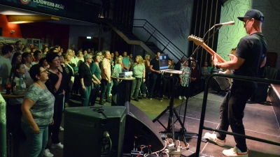 Volles Haus beim 20. Rudelsingen in den Ansbacher Kammerspielen. (Foto: Yvonne Neckermann)