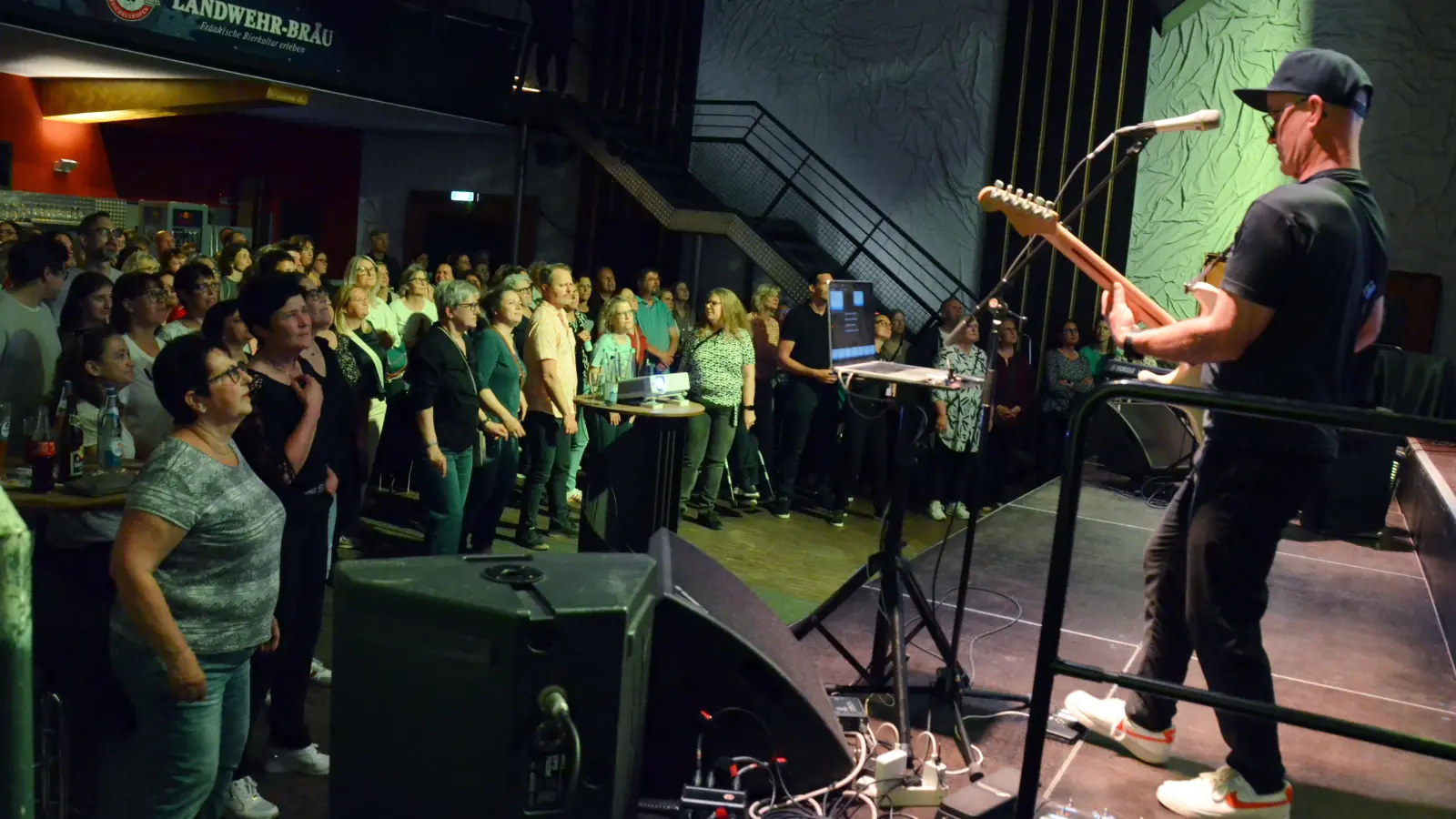 Volles Haus beim 20. Rudelsingen in den Ansbacher Kammerspielen. (Foto: Yvonne Neckermann)