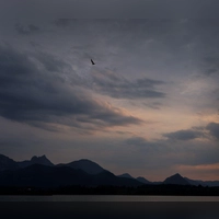 Der Alpenrand über dem Hopfensee. Diese Woche geht es kühl weiter. (Archivbild) (Foto: Karl-Josef Hildenbrand/dpa)
