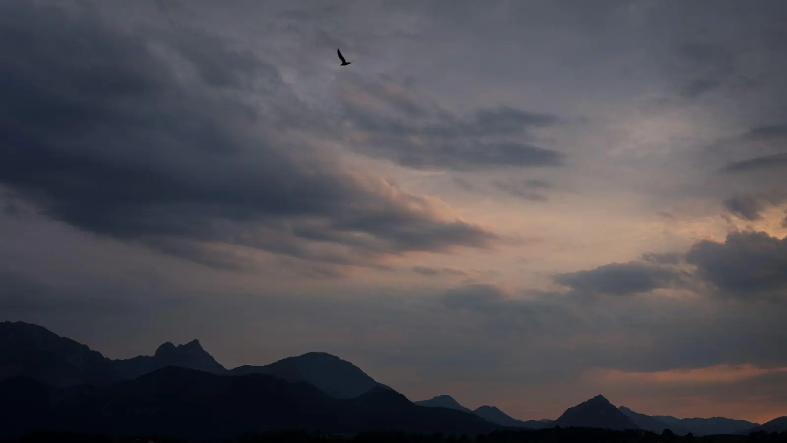 Der Alpenrand über dem Hopfensee. Diese Woche geht es kühl weiter. (Archivbild) (Foto: Karl-Josef Hildenbrand/dpa)